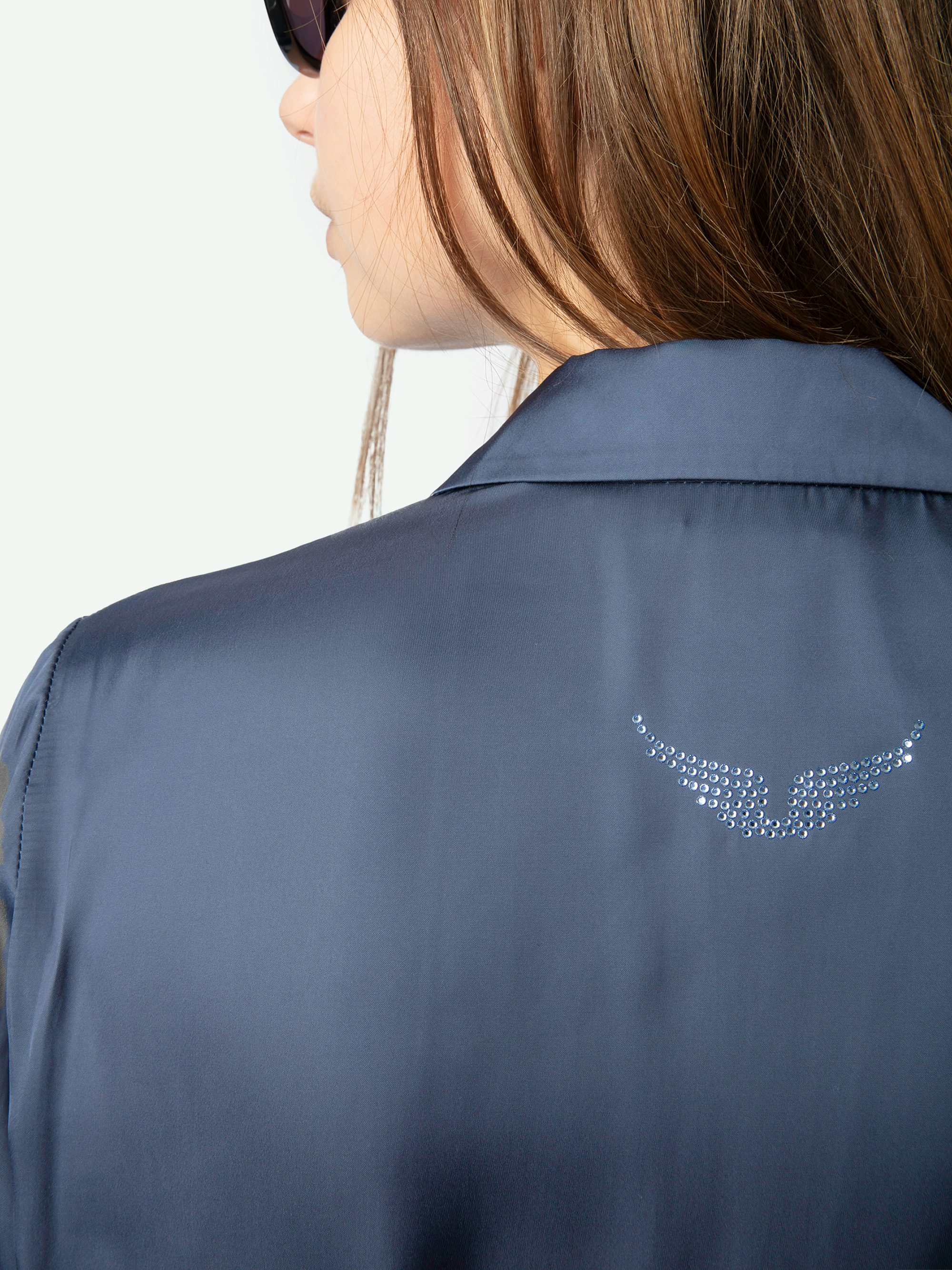 Camicia Thely Satin - Camicia in raso, maniche lunghe, chiusura con bottoni e ala di strass sulla schiena.